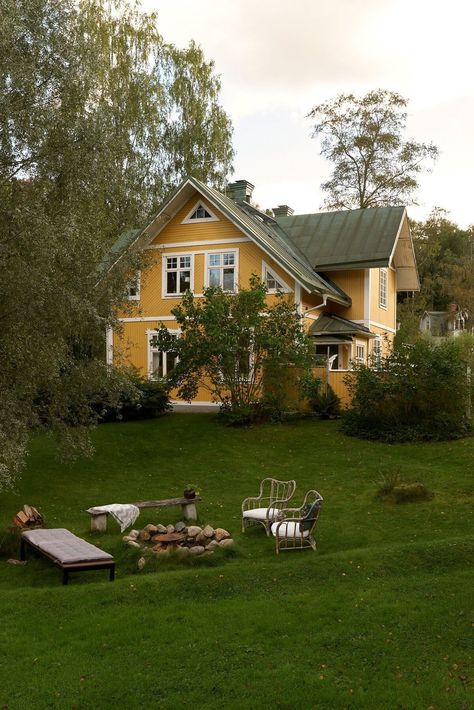 A Beautiful Swedish Country House with a Large Garden 38 Swedish Country House Exterior, Swedish Cottage Interior, Swedish Country House, Swedish Homes, Cottage Loft, Scandinavian Cottage, Swedish Cottage, Sweden House, Backyard Cottage