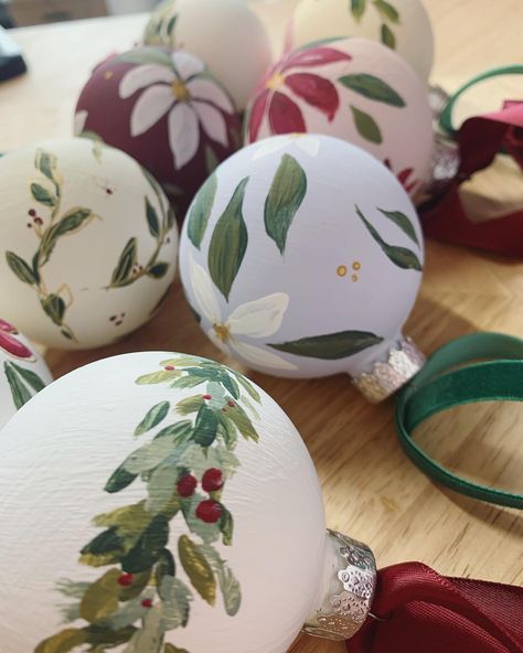 Acrylic, floral painted ornaments Ornaments Design Ideas, Diy Painted Christmas Baubles, Hand Painting Ornaments Diy, Paint An Ornament, Czech Christmas Decorations, Diy Ornaments Christmas Paint, Diy Painted Baubles, Painting Ornaments Acrylic, Diy Paint Ornaments Christmas