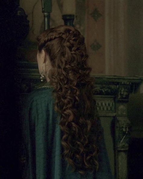 Curly Royal Hairstyles, Targaryen Hair, Royal Hairstyles, Game Of Thrones Dress, Historical Hairstyles, Medieval Hairstyles, Olivia Cooke, Alicent Hightower, Fantasy Hair