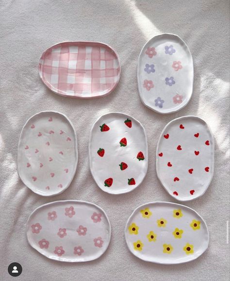 Easy Air Dry Clay Ideas, Pottery Painting Ideas Easy, Cute Plates, Diy Keramik, Ceramic Cafe, Clay Inspo, Diy Pottery Painting, Paint Your Own Pottery, Clay Stuff