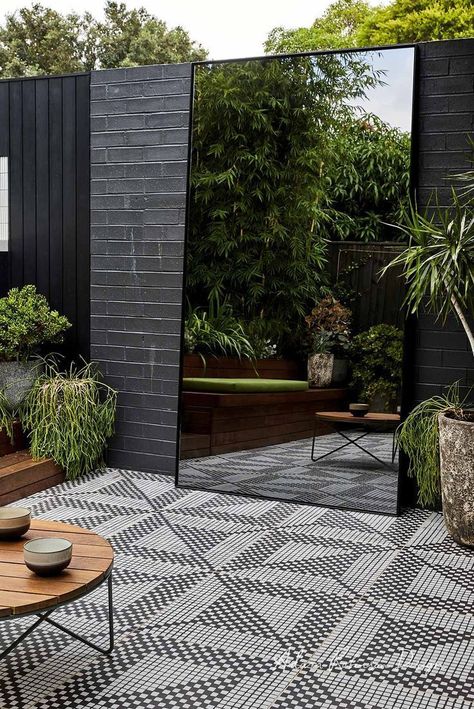 Outdoor Tiling, Moderne Have, Urban Garden Design, Ideas Garden Design, Small Garden Ideas, Garden Mirrors, Outdoor Mirror, Modern Garden Design, Walled Garden