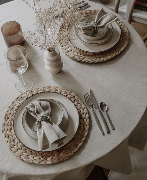 Circle Dinner Table Decoration, Place Settings Everyday Modern, Round Table Plate Setting, Round Kitchen Table Placemats, Dining Table Cutlery Decor, Beige Dinner Table Setting, Round Dining Table Place Settings, Circle Dinner Table Decor, Round Table Setting Ideas Home