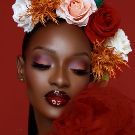 Beauty Shoot Black Women, Makeup On Brown Skin, Glossy Red Lips, Mekap Mata, 20 Makeup, Orange Eyeshadow, Maybelline Makeup, Smink Inspiration, Flowers In Her Hair