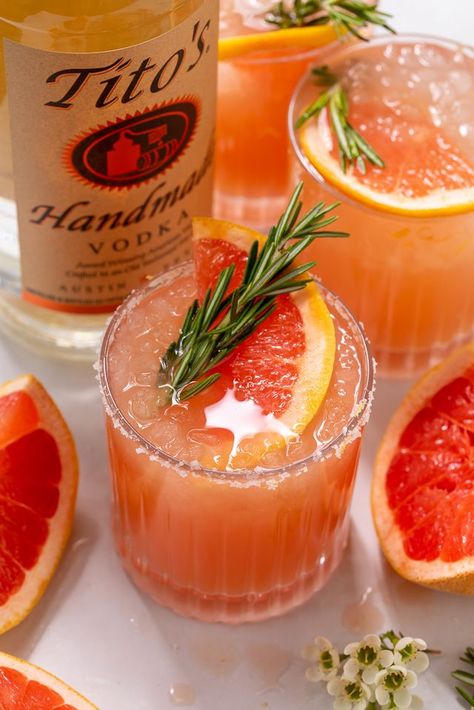 Made with gin or vodka and grapefruit juice, this classic cocktail is so easy and always a crowd-pleaser! Served in a highball glass with a salted rim, this drink is perfect for brunch or Summer parties! Just be sure to use fresh grapefruit juice, it really makes all the difference! Grapefruit Vodka Drinks, Salty Dog Cocktail, Grapefruit Drink, Dog Cocktail, Brunch Recipe Ideas, Cocktails Made With Gin, Chocolate And Raspberry Tart, Grapefruit Vodka, Homemade Brunch