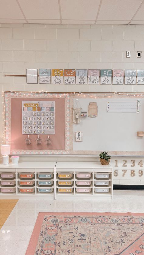 Instagram Classroom Front Board Ideas, Objective Display Classroom, Rewards And Consequences Classroom, Simple Classroom Setup, Classroom Design Elementary, Storage Ideas For Classrooms, Cozy Classroom Corner, Minimalist Kindergarten Classroom, Grade 3 Classroom Ideas