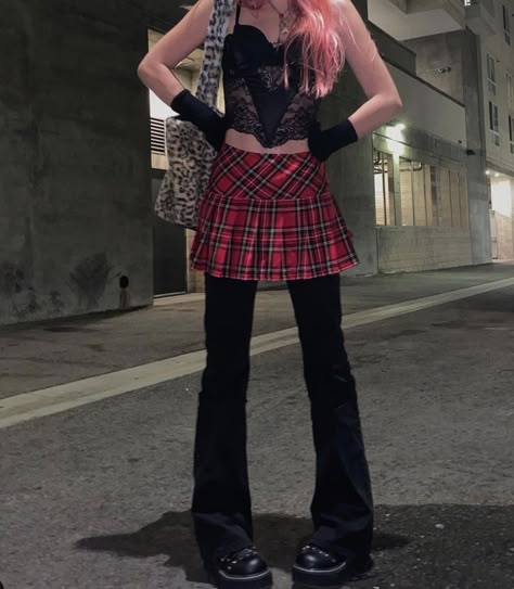 Skirt Over Pants Outfits Aesthetic, Skirt Over Jeans 2000s, Skirt Over Pants Aesthetic, Skirt With Pants Underneath Y2k, Skirt And Pants Combo Y2k, Skirt Over Pants Outfits, Skirt Over Jeans, Pants With Skirt, Skirt Over Pants