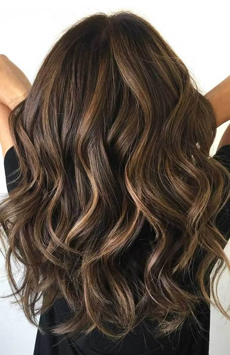 Best wedding hair color ideas Wavy Brown Hair With Highlights, Chocolate Balayage, Rambut Brunette, Chocolate Hair, Layered Hairstyles, Brown Hair Balayage, Long Layered Haircuts, Ombré Hair, Brown Blonde Hair