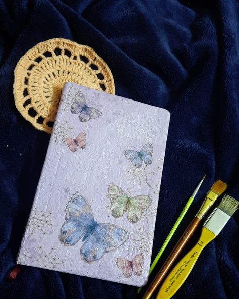 Method of decopage is used to re-create the cover of the diary. Diary Cover Design, Diary Cover, Diary Design, Diary Covers, Fun Easy Crafts, Paper Crafts Diy Tutorials, Diy Tutorials, Book Art Drawings, Fun Easy