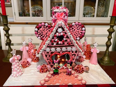 Minnie Mouse Gingerbread House, Gingerbread House Disney Theme, Disney Themed Gingerbread House Ideas, Mickey Mouse Gingerbread House, Themed Gingerbread House, Disney Gingerbread House, Disney Gingerbread, Gingerbread Competition, Creative Sweets