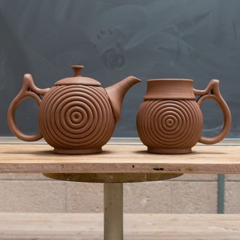 Mug, meet teapot... Pottery Tea Pots, 3d Tiskárna, Logo Star, Star Hoodie, Coil Pottery, Cerámica Ideas, Pottery Videos, Pottery Teapots, Clay Teapots