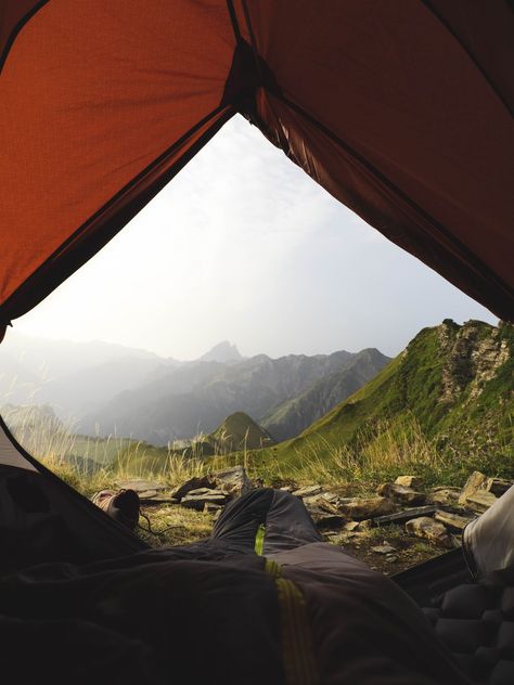 A view from inside a tent of a mountain range photo – Free Tent Image on Unsplash Tent Picture, Tent Photography, Tent View, Film Moodboard, Backpacking Sleeping Bag, Mountain Trip, Mountain Images, Down Sleeping Bag, Episode Backgrounds