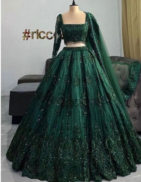 Green Lehenga For Mehndi, Green Lehenga Bridal, Green Wedding Lehenga, Mehndi Outfit For Bride, Green Bridal Lehenga, Best Indian Wedding Dresses, Indian Bridesmaid Dresses, Simple Lehenga, Green Wedding Dresses