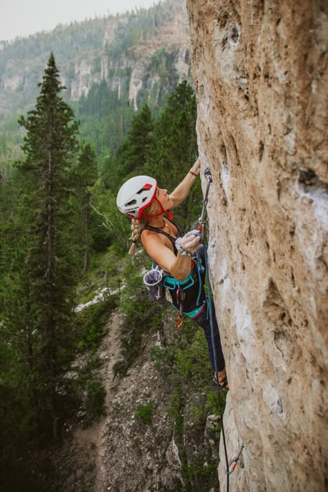 Outdoor Sports Aesthetic, Aesthetic Rock Climbing, Rock Climbing Outdoor, Climbing Girl Aesthetic, Outdoor Rock Climbing Aesthetic, Climbing Gym Aesthetic, Extreme Sports Aesthetic, Mountain Climbing Aesthetic, Escalade Aesthetic