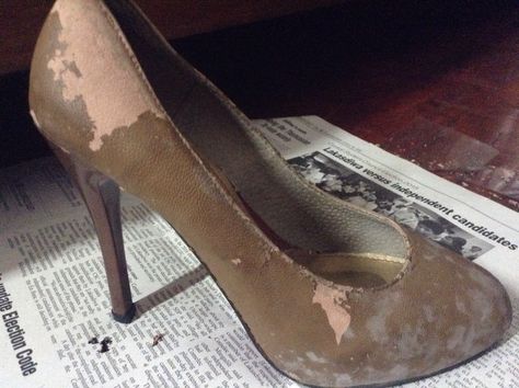 Fix your peeled leather shoes/heels in a cheap way! Shoe Repair Diy, Diy Shoes Heels, Leather Shoe Repair, Upcycle Shoes, Diy Heels, Boots Diy, Heel Repair, Shoe Refashion, Shoe Makeover