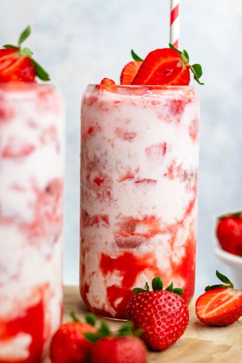 Vegan strawberry milk in a glass with ice topped with fresh strawberries. Korean Strawberry Milk, Pumpkin Smoothie Healthy, Seafood Breakfast, Vegetarian Seafood, Breakfast Pasta, Korean Strawberry, Healthy Vegetarian Breakfast, Strawberry Chia Jam, Banana Apple Smoothie