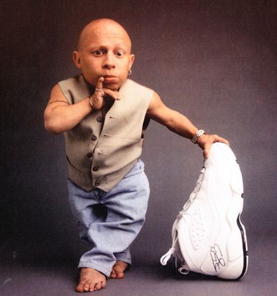 Verne Troyer:  this 40-year old actor, famous for playing Mini-Me in Austin Powers Verne Troyer, 30 Day Art Challenge, Mini Tv, Small People, Power Star, Actors Male, Austin Powers, Short People, Bald Men