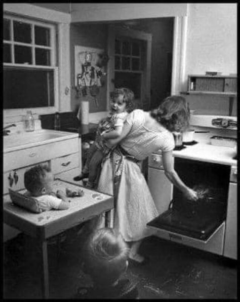 Here's To The Moms That Do It All. (1955) New Rochelle New York, Moderne Have, Elliott Erwitt, Vintage Housewife, New Rochelle, Today Pictures, Documentary Photographers, Magnum Photos, Vintage Life