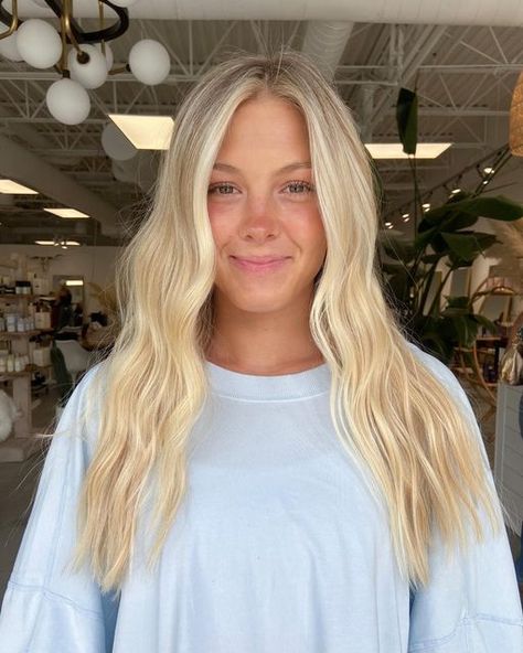 Moneypiece Balayage Blonde, Alix Earle Hair Color, Low Maintenance Blonde Balayage With Money Piece, Blonde Hair With A Root Smudge, Cali Blonde Balayage, Blonde Creamy Hair, Natural Bright Blonde Hair, Light Natural Blonde, Blond Money Piece On Blonde Hair