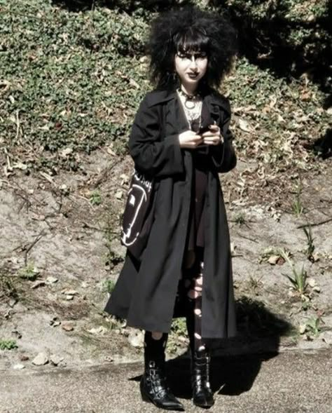 Original Gothic Fashion, Ghotic Fashion Outfit, 80s Goth Pictures, London Goth Fashion, 80s Trad Goth Aesthetic, Goth Punk Outfits Aesthetic, Gothic 90s Fashion, Trad Goth Outfits Women, Trad Goth Outfits Aesthetic