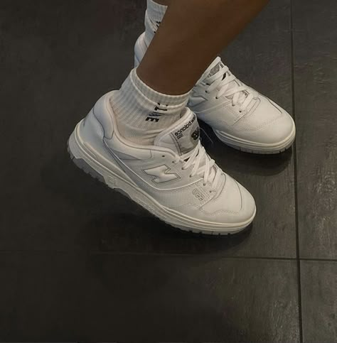 New Balance White Sneakers, New Balance Outfit, New Balance White, Cinderella Shoes, Fresh Shoes, Elegante Casual, Hype Shoes, Shoe Inspo, Aesthetic Shoes