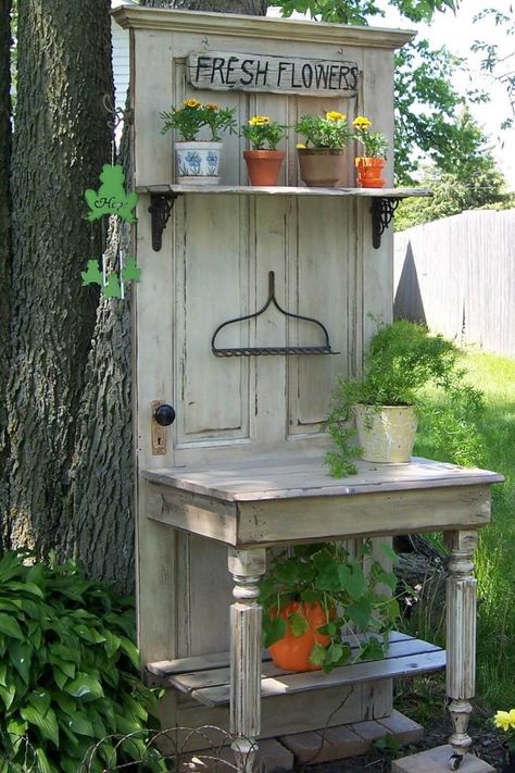 50+ Stunning Cottage Style Garden Ideas to Create the Perfect Getaway Spot Potting Bench Ideas, Farming Tips, Urban Chicken, Fence Diy, Recycled Door, Country Cottage Garden, Chicken Farming, Potting Tables, Simple Garden