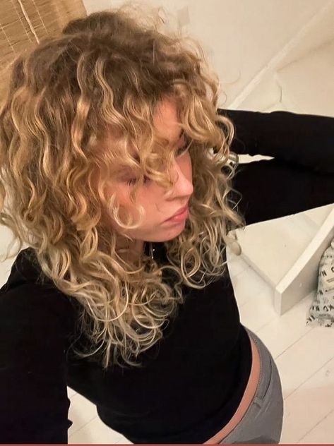 Blond Curly Hair Short, Shoulder Length Curly Hair Curtain Bangs, Blond Curly Hair With Bangs, Blond Highlights Wavy Hair, Short Curly Blonde Hair Aesthetic, Short Blonde Wavy Hair Natural, Wavy Curly Blonde Hair, Blonde Hair Curly Natural, Curly Blonde Hair Bangs