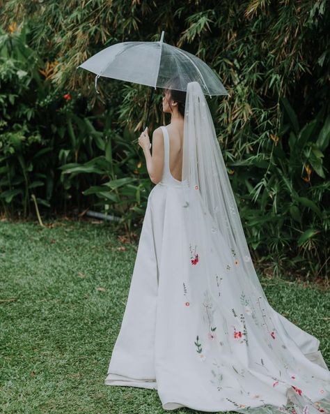 𝑭𝒂𝒊𝒓𝒚𝒕𝒂𝒍𝒆 𝒍𝒐𝒗𝒆 🤍 The gorgeous Phuong Le looks like a true princess on her special day adorned in her stunning floral veil with intricate detailing. Complement your wedding gown with small bursts of color for a memorable and unique look. Not to mention, flowers are Spring/Summer’s timeless symbol. A huge congratulations to Phuong and Luis! #dreamdresses #dreamdressesbypmn #modernweddingdress #veil #veils #bridalveil #bridalveils #modernbride #modernbrides #bridetobe #brideandgroom #colo... Cathedral Length Wedding Veil, Veil Floral, Floral Veil, Cathedral Length Veil, Bride Pictures, Dream Dresses, Modern Wedding Dress, Bridal Robes, Wedding Veil