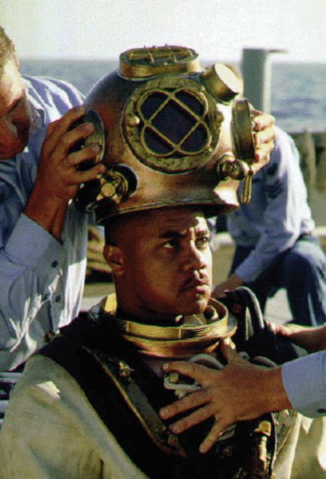 Men of Honor..excellent movie Carl Brashear, Men Of Honor, Cuba Gooding Jr, Scuba Diving Quotes, Navy Diver, Diving Helmet, Man Of Honour, Deep Sea Diving, Best Scuba Diving