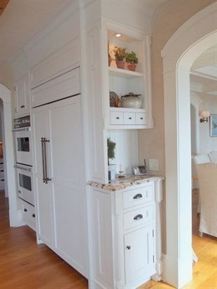 Love the end cap... great command center... instead of doing 15" cabinet doing something like the top of this? Small Kitchen Decoration, Kitchen With White Cabinets, Practical Kitchen, Kitchen Remodeling Projects, Kitchen Redo, Kitchen Remodel Idea, Updated Kitchen, Kitchen Layout, White Cabinets