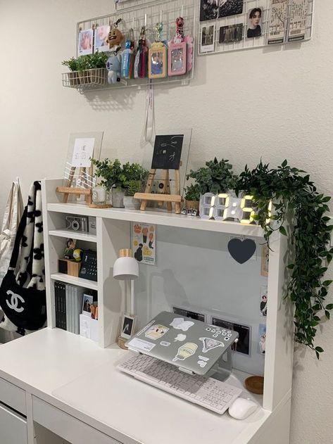 Pretty Desk Aesthetic, Desk With Top Shelf, Korean Tv Stand, Desk Setup Aesthetic Modern, Bedroom Ideas Makeup Desk, Aesthetic Room Setup, Kpop College Dorm, Ikea Micke Desk Organization, Desk Inspo Aesthetic Minimalist