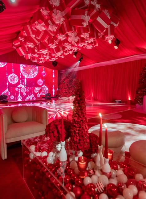 Glam Christmas Party Decor, Holiday Party Corporate, Christmas Event Decor Ideas, Kim K Christmas, All Red Christmas, Corporate Christmas Party Ideas, Luxury Christmas Party, Christmas Party Themed, Christmas Decir