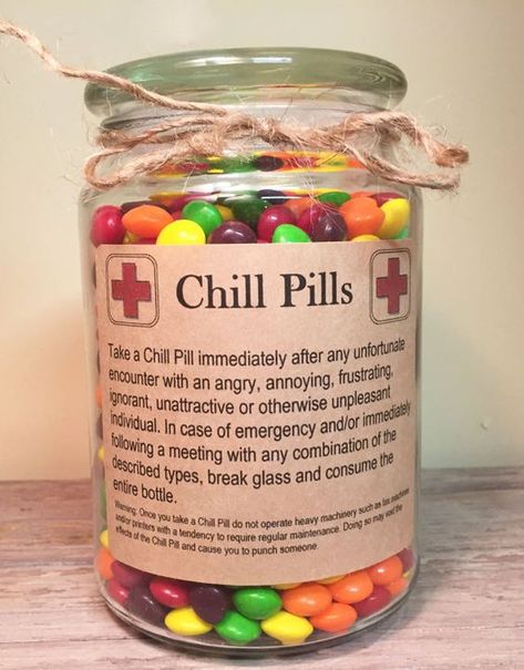 Carcase Iphone, Punny Gifts, Gag Gifts Christmas, Anniversaire Diy, Friends Diy, Chill Pill, Navidad Diy, Cadeau Diy, Jar Gifts