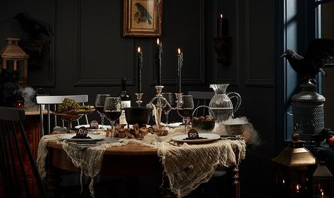 How to Host on Halloween Halloween Entertaining, Black Tablecloth, Holiday Stories, Dinner Party Themes, Chic Halloween, Halloween Dinner, Dinner Themes, Halloween Table, Holiday Entertaining