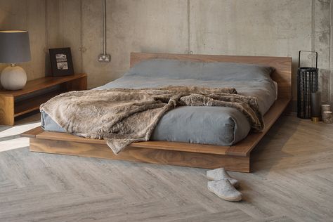 Looking for ideas on how to use a platform bed in your modern bedroom? Find a wide range of platform beds, with tips and suggestions for interior design. Diy Seng, Japanese Bed, Low Platform Bed, Low Bed Frame, Platform Bed Designs, Floor Bed Frame, Diy Platform Bed, Bed Platform, Low Bed