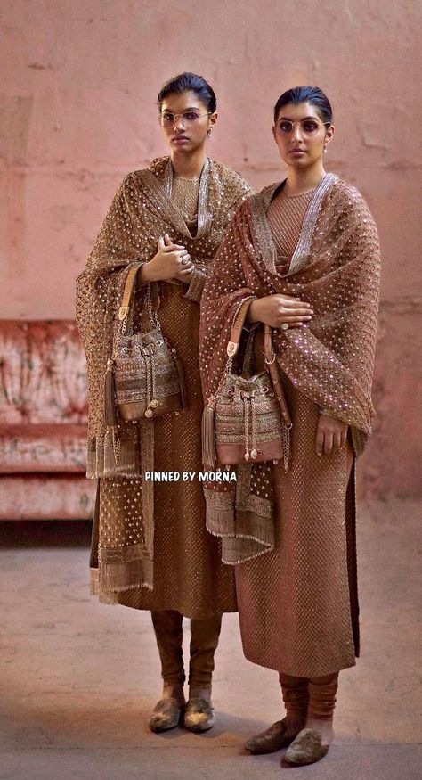 Sabyasachi Mukherjee - India 🇮🇳 Sabyasachi Suits, Sabyasachi Dresses, Sabyasachi Collection, Celebrity Inspired Outfits, Sabyasachi Mukherjee, Celebrity Casual Outfits, Velvet Dress Designs, Cotton Saree Designs, Salwar Dress