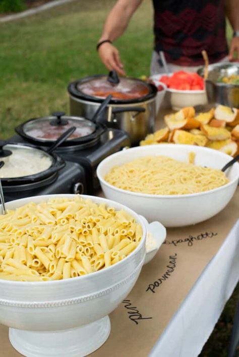 Graduation Party Finger Food Ideas, Party Food Bars, Backyard Graduation Party, Fall Backyard, Pasta Party, Graduation Party Foods, Fest Temaer, Pasta Bar, Backyard Entertaining