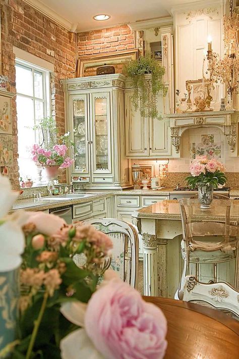 Country French Farmhouse Decor, Shabby Sheek Decor Cottage Chic, French Cafe Kitchen, French Chic Interior, French Country Style Kitchen, Country Shabby Chic Decor, Chic Decor Diy, Country Farmhouse Kitchen Decor, Vintage Shabby Chic Decor