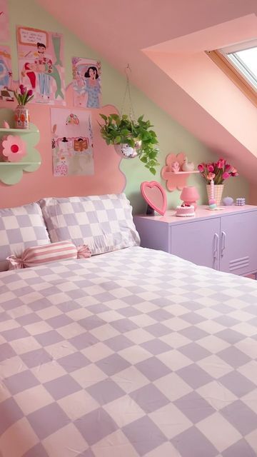 Colorful Retro Apartment, Soft Room, Pink Dorm, Gallery Wall Bedroom, Pastel Room Decor, Preppy Beach, Florida Room, Dopamine Decor, Aesthetic Preppy