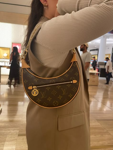 Lv Small Bag, Louis Vuitton Handbags 2023, Loui Vuttion Bag, Lous Viton Bag, Louis Vuitton Shoulder Bag Outfit, Louie Vuttion Bag, Lv Bags Louis Vuitton Handbags, Outfits With Louis Vuitton Bag, Lv Loop Bag Outfit