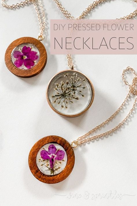 Pressed Flower Earrings Diy, Pressed Flower Necklace Diy, Dried Flower Jewelry Diy, Natural Crafts For Adults, Resin Necklace Diy, Dried Flower Resin Jewelry, Pressed Flower Jewelry Diy, Crafts With Dried Flowers, Dried Flowers Ideas