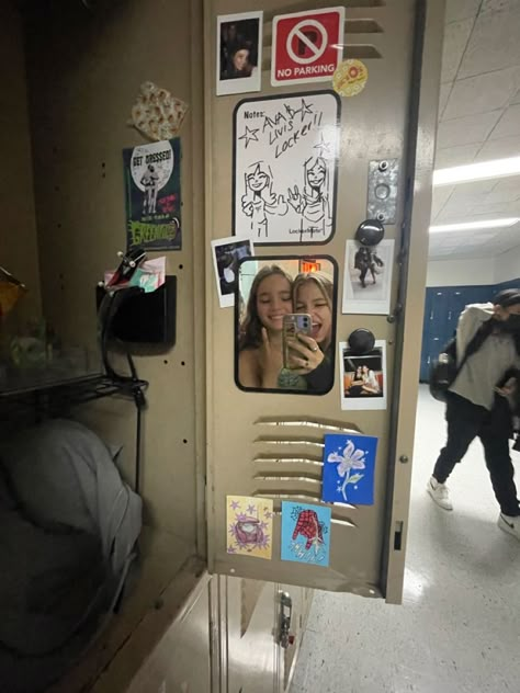 School Locker Decorations, Usa School, Locker Ideas, Locker Designs, Locker Mirror, School Locker, Locker Decorations, School Lockers, School Friends