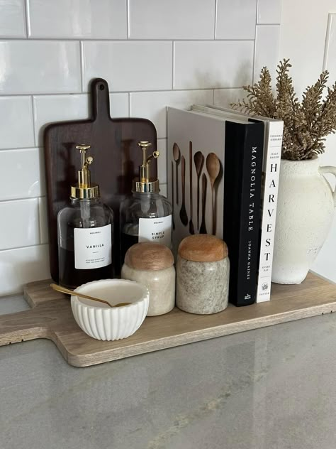 Kitchen Countertop Decor, Countertop Decor, Kitchen Counter Decor, Coffee Bar Home, Counter Decor, Apartment Decor Inspiration, Apartment Kitchen, Joanna Gaines, Decor Home Living Room