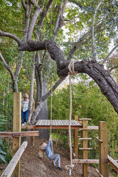 How to create a child-friendly garden Natural Playground Diy Outdoor Play Spaces, Easy To Make Forts, Wood Play Structure, Playground In The Woods, Minimalist Playground, Diy Tree House For Kids, Natural Playground Backyard, Easy Tree House Diy, Diy Playground Backyard