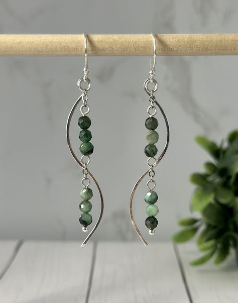 These Sweet Peas Earrings, featuring African Emerald faceted beads gemstones dropped in 925 Sterling Silver chain and set in ear hooks and hammered wire, are perfect for adding a sophisticated sparkle to your ears. The premium materials make these earrings durable and long-lasting, so you can be sure they're always looking their very best. African Emerald faceted 925 Sterling Silver ear hook 925 Sterling Silver chain & hammered wire 2 3/4 inches length I design and hand make each piece from my home studio in Port Richey Fl. I take special care in the supply of each component that will be part of the jewelry. I personally select by hand all gemstones and metals to satisfy every desire of my customers, in addition to the quality I offer in my products.  Please allow me 1-3 business days to m Carcase Iphone, Wire Wrap Jewelry Designs, Wire Jewelry Designs, Diy Wire Jewelry, Sweet Peas, Wire Work Jewelry, Homemade Jewelry, Work Jewelry, Handmade Wire Jewelry