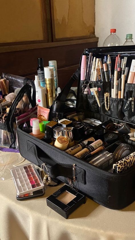 mi kit de maquillaje profesional💗 Dollar Store Makeup, Makeup Artist Career, Makeup Collection Goals, Professional Makeup Kit, Beauty Careers, Alat Makeup, Makeup Artist Kit, Makeup Is Life, Makeup Studio