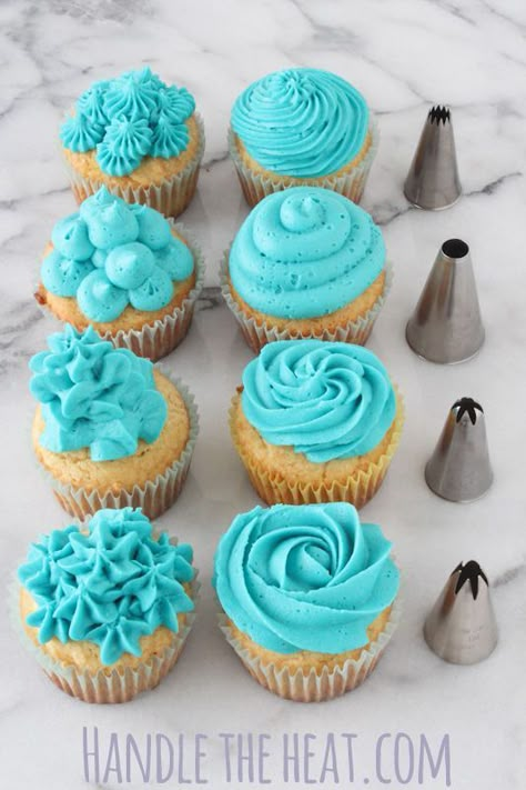 Video: Cupcake Decorating Tips ~ a quick video and tutorial about how to decorate cupcakes using piping tips Cupcake Receptek, Tårta Design, Decorator Frosting, Cupcake Decorating Tips, Frosting Tips, Mini Cupcake, Cupcake Decorating, Cupcake Frosting, Chocolate Chip Muffins