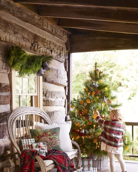 Christmas Tree Game, Best Christmas Tree Decorations, Log Cabin Christmas, Country Christmas Trees, Traditional Holiday Decor, Fir Christmas Tree, Farmhouse Christmas Tree, Cabin Christmas, Christmas Porch Decor