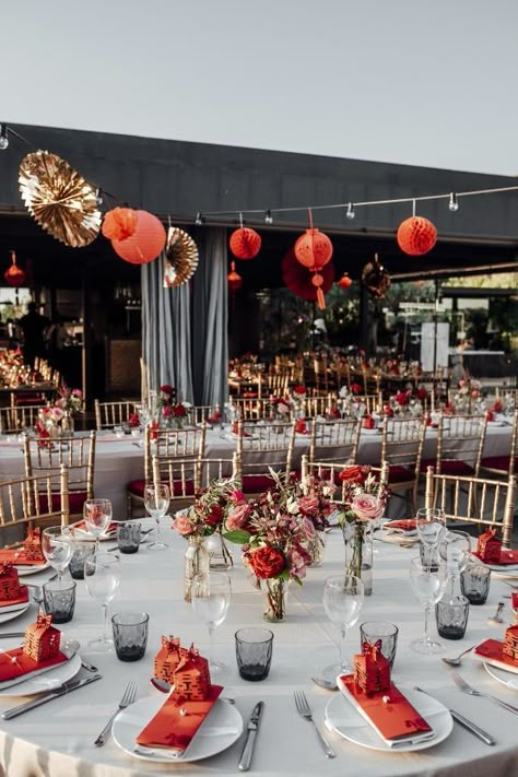 Set in a castle on Spain's Costa Brava, this Western & Chinese wedding features red & gold wedding reception decor and table settings Viet Wedding, Gold Wedding Decorations Receptions, Chinese Wedding Ideas, Tea Ceremony Wedding, Chinese Banquet, Asian Wedding Decor, Modern Chinese Wedding, Red Gold Wedding, Chinese Wedding Decor