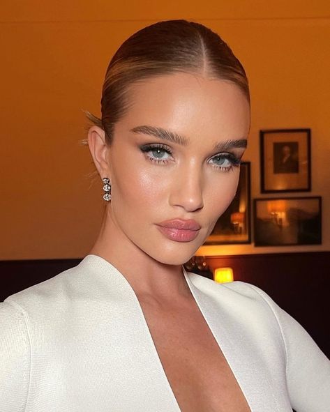 Rosie Huntington-Whiteley Rosie Huntington Whiteley Makeup, Nikki Makeup, Eyebrow Trends, Celebrity Makeup Looks, Fresh Makeup, Rosie Huntington, Bridal Makeup Looks, Kelly Bag, Rosie Huntington Whiteley