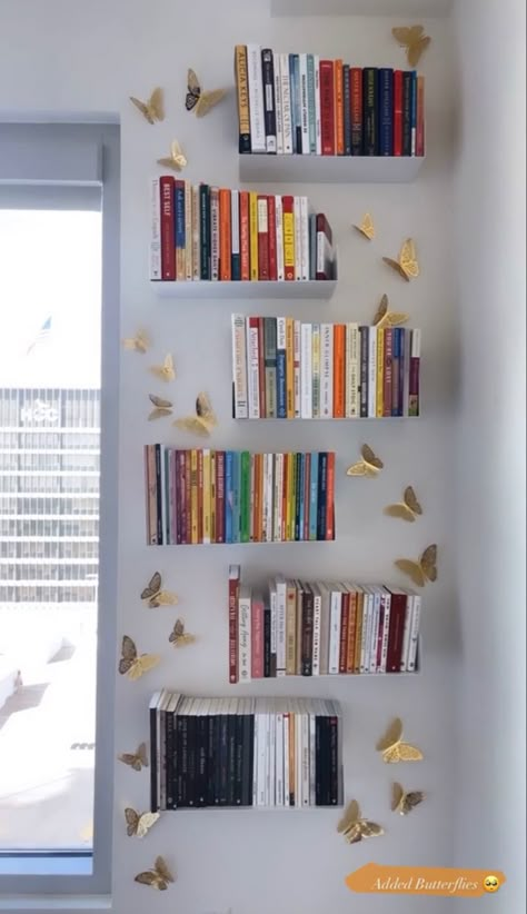 Bookshelves For Small Spaces, Eclectic Decor Bedroom, Hanging Bookshelves, Wall Shelves Bedroom, Bookshelves In Bedroom, Bookshelf Inspiration, Floating Bookshelves, Small Bookshelf, Geek Decor